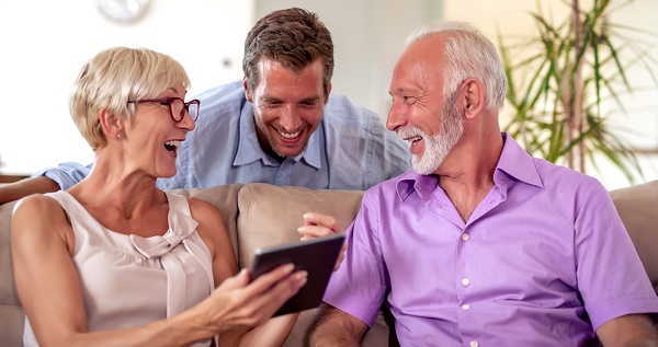couple-ipad-photos_shutterstock_1472072351--max600x600