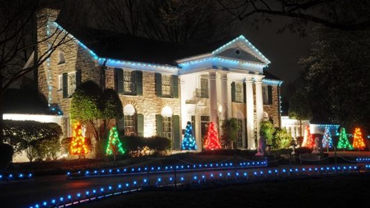 TN_Graceland-Christmas-exterior-mansion-lights_USTours--