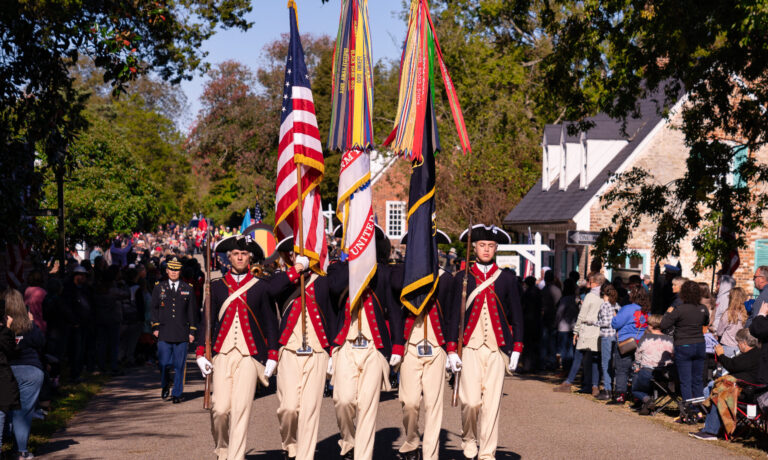 VA_YorktownVictoryParade-OldGuard_CreditMobilusinMobili_flickr_CC BY-SA 2.0– Yorktown Victory Parade; Credit MobilusinMobili, CC BY- SA 2.0