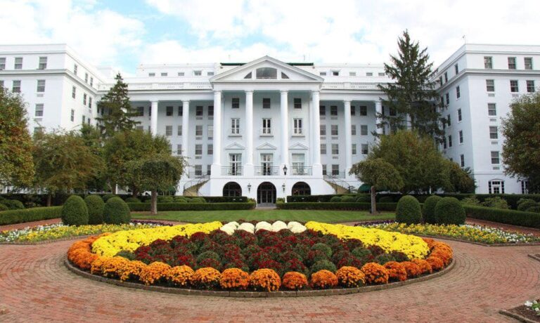 WV_Greenbrier-exterior-autumn_GreenbrierResort– Greenbrier Resort