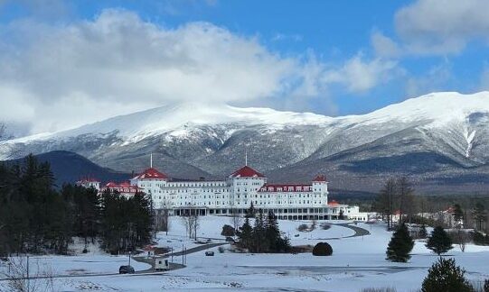 nh_mtwashingtonresort-winter_creditphil8684_wikimedia_ccby4.0–810×360